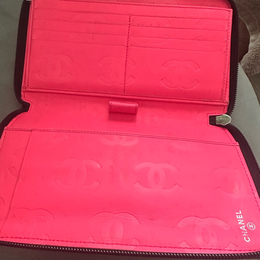 CHANEL Organizer 100% Authentic
Black Quilted Women's Bag - Picture 3 of 6